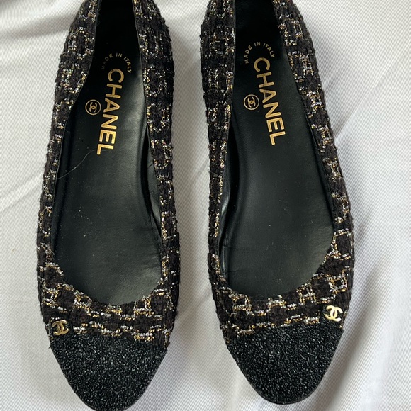 CHANEL Black and Gold Tweed Flats - Picture 2 of 12